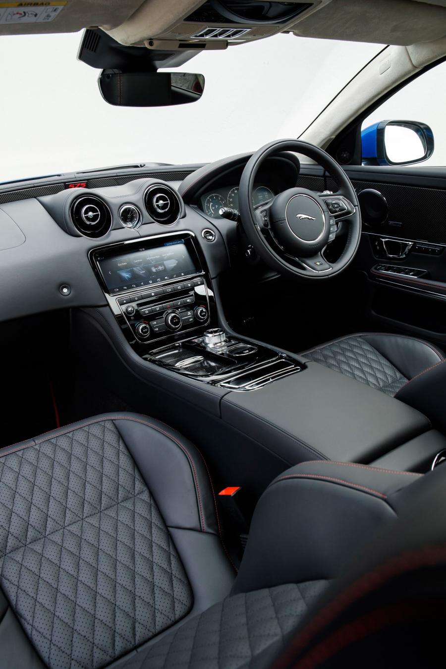 Интерьер Jaguar XJR575 (X351) 2017 года  (UK) (фото 23 из 36)
